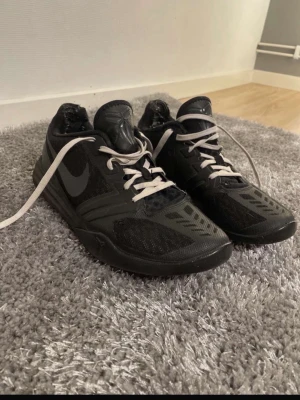 Kobes mamba mentality  - Nike Kobe sneakers i svart med vit snörning och meshdetaljer. Jätte bra skor förutom slitning i hälen som förmodligen går att fixa. Skorna har en låg profil och rund tå, med Kobes logga på plösen och yttersulan. Snyggt mönstrad sula och klassisk Nike Swoosh på sidan. Perfekt för dig som gillar basketstil och streetwear.