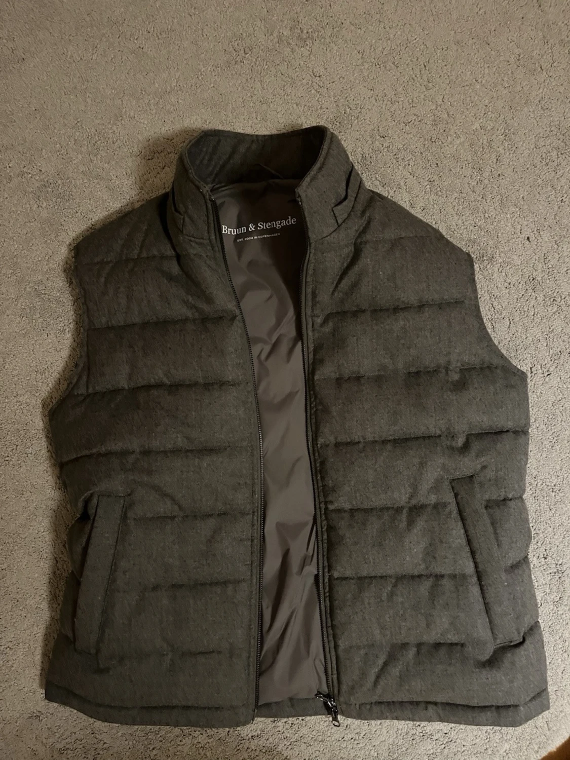 Grå quiltad dunväst från Bruun & Stengade