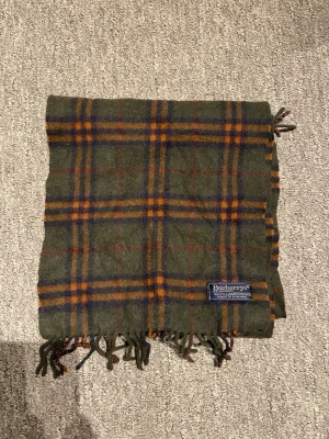 Rutig grön halsduk från Burberry - Säljer nu en grön burberry scarf. Kontakta gärna vid frågor!😃