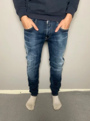 Replay Hyperflex Anbass jeans mörkblå  - Säljer ett par Replay Hyperflex Anbass jeans i blå tvätt. W=32 L=34. Mycket bra skick, inga hål eller fläckar. Skickar snabbt efter att du har beställt. Frågor? Skicka ett meddelande.