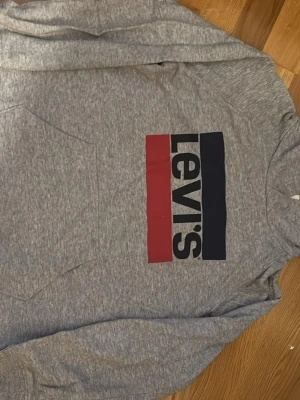Levi’s hoodie  - Hoodien är i storlek xs, inte använt mycket, inga defekter.