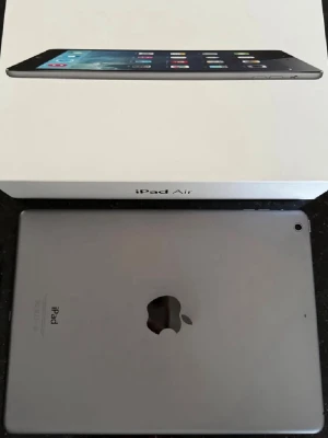 iPad Air 1 (2013) 16GB - Inga synliga defekter, har tyvärr inte så mycket information om den. Går ej att se batterihälsan på dessa äldre modeller. Vet inte om det finns något lagg i den då den vart avstängd några år. Silvrig iPad Air 1 (2013) med 16GB. Kommer i original förpackningen, laddare medföljer EJ! Den är helt återställd. Kontakta mig om du har några frågor, tar ej emot returer☺️ Frakt inom 24h!