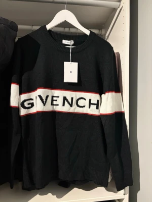 Givenchy tröja  - Givenchy stickad tröja/ sweatshirt, hör av er vid minsta fundering😁