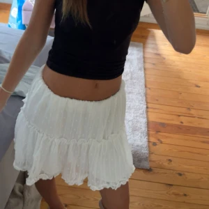 Vit volangkjol - Supersöt kjol i nyskick💕