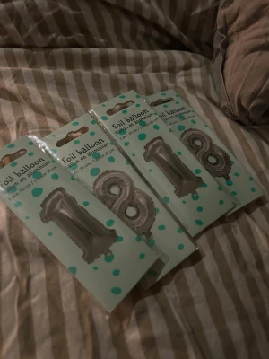 Folieballonger - Silvriga folieballonger från Normal i siffrorna 1 och 8, avsedda för dekoration vid födelsedagsfirande 💕35cm