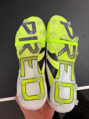 Adidas Predator Pro FG  - Helt nya och oanvända skor som inte används! Finns i storlek 43 1/3. Priset kan diskuteras inget som är skrivet på sten!  Ordinarie pris 1900 kronor!