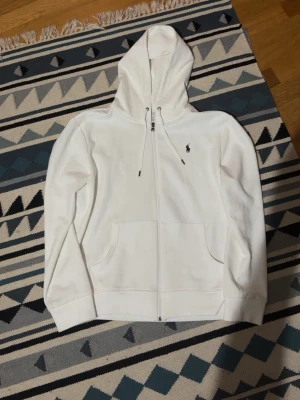 En vit Ralph lauren  - Vit Ralph lauren hoodie i storlek M 