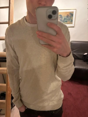 Beige Kashmir tröja  - Snygg beige tröja från Scotch & Soda i storlek M. Tillverkad i en mjuk mix av kashmir och bomull. Tröjan har rund hals och långa ärmar, med diskreta ribbade muddar. Knappt använd. Priset är ej hugget i sten, hör av er vid funderingar!