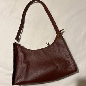 Brun handväska - Säljer denna bruna handväska i croco-material. I fint skick!💕
