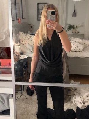 Satin topp - Svart satin topp med knyte i ryggen, aldrig använd 