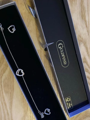 Guldfynd hjärtformat smyckesset  - Jättefint silvrigt smyckesset från Guldfynd jag fick i student present 🤍🩶. Örhängen + armband. Har ej kommit mycket till användning då jag inte föredrar silver. Kommer med asken perfekt att ge i present till någon annan. 