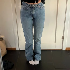 Ginatricot jeans classic boot  - Supersnygga jeans från ginatricot i modellen classic boot. Blandning mellan straight och bootcut. Medelhög midja. Lite slitna nere vid fötterna 