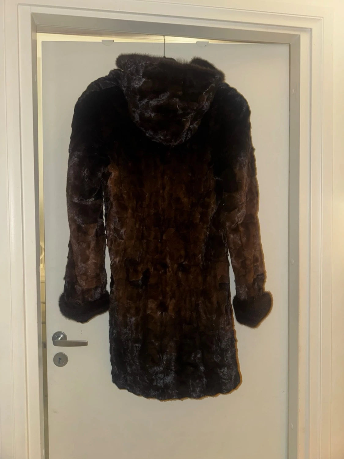Brun pälsjacka med huva från Hollies - 1