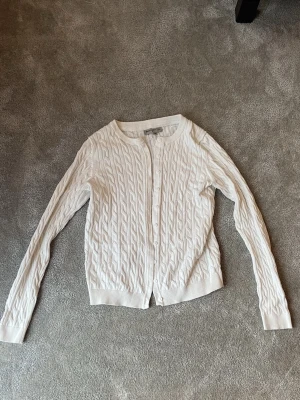 Vit kofta - Säljer en vit kofta💕