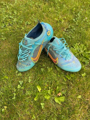 Nike Mercurial Elite - Tjena säljer ett par Nike Mercurial Elite SG i storlek 42. Väldigt fina skor som är svåra att få tag i!  Lite slitet i hälen men inget som märks av vid användning! Hör av er vid frågor!