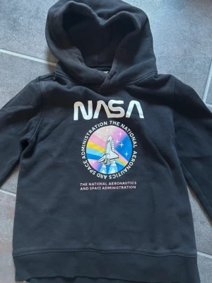 Hoodie unisex - En hoodie storlek 10-11. Ingen skada som ny! 