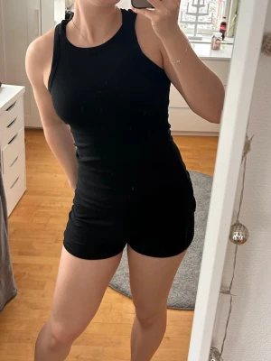 Svart set (linne + shorts) - Säljer ett svart set med linne och shorts. Kan ses som en form av pyjamas. Har inte kvar någon lapp och därav vet jag inte exakt storlek, men jag bär vanligtvis S/M. Skriv om du har frågor eller undrar något!  