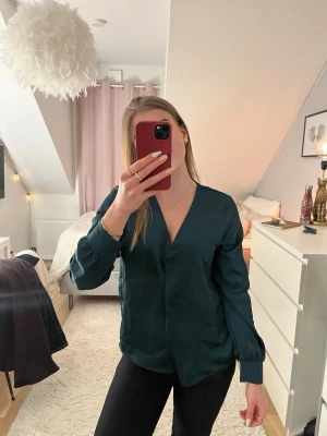 VILA grön superfin blus 🌺✨ - Jag säljer denna mörkgröna blus från Vila, i str 38. Långärmad, mjuk och glasig- passar perfekt både till vardag och fest 💘(blusen behövs styrkas)