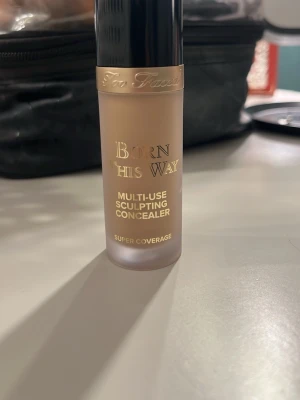 Too Faced Born This Way Concealer - färgen light beige, var tyvärr lite för mörk för mig. har endast testas