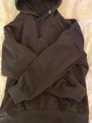 Svart hoodie  - En svart hoodie från lager157. I storlek S. 