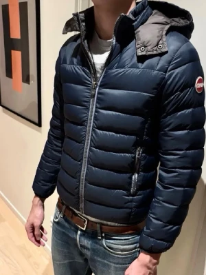 Colmar Jacka - |Mörkblå Colmar jacka storlek S i mycket bra skick|                                                                                  |Bilder från tidigare säljare men oanvänd sedan bilderna togs|                                                                                                      |Lite för liten för mig som är 185cm|