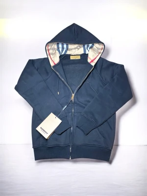 Svart hoodie från Burberry - Säljer denna nya svarta burberry hoodie. Den är alldeles ny som du ser på bilden. Det står att den är M men den är mer som S.         Mått: Axel till axel: 50cm     Axel till midja: 60cm