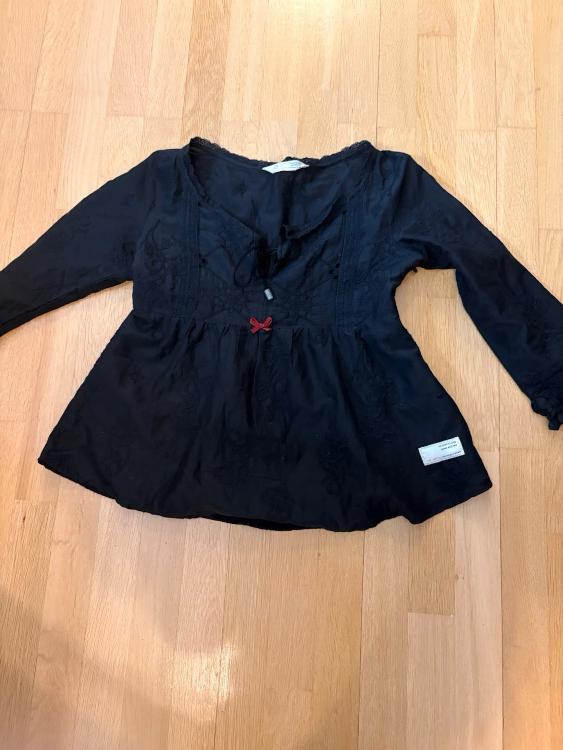 Svart blus med rosett och spetsdetaljer - 1