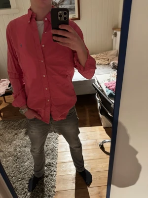 Ralph Lauren Skjorta - Snygg röd Ralph Lauren skjorta | Kanon skick | Modellen på bilden är 182 och väger 70 kg | P023