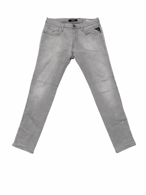 Gråa slim Replay anbass jeans  - Snygga gråa jeans från Replay i slim fit-modell. Klassisk femficksdesign med diskret logga på fickan och raka ben. Tillverkade i mjuk bomull med lite stretch för extra komfort. Hör av er vid fler frågor.