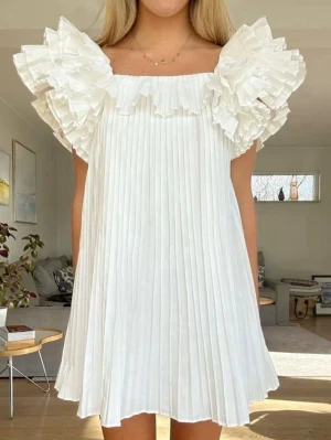 Vit plisserad kortklänning med volang - Populär klänning från Zara i storlek M! Så fin till studenten 😇kan mötas upp i Göteborg eller frakta genom plick! Kontakta vid frågor