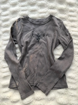 Brandy melville John Galt Grå långärmad topp med tryck - Köpt på Brandy Melville i New York 2022, från brandys märke John Galt. Obesitet men passar XS-M. Knappt använd! Cool och lite edgy tryck