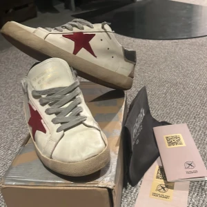 Golden Goose Skor - Säljer nu mina riktigt feta golden goose skor med några slitna detaljer i storlek 43 som passar 43!🪿Säljer dem då jag inte längre använder dem och är sugen på något nytt✅| De är i okej skick bortsett från lite skador i sulan. Det är inget som syns alls förutom det i tredje bilden⭐️ Har jag glömt att skriva något är det bara att du har av dig!😁