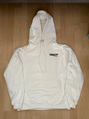 Balenciaga hoodie - Balenciaga hoodie, använd men i ett bra skick, litet märke på ryggen, dm vid frågor