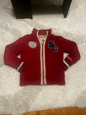 Scotch & Soda fodrad cardigan: S - Säljer en super fin cardigan från Scotch & Soda. Koftan är fodrad med fleece och i väldigt bra skick. Den är i storlek S och sitter som S. Hör av er vid minsta fundering😊