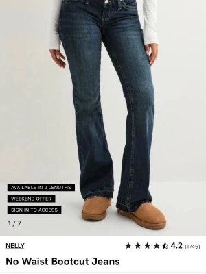 No waist Bootcut jeans lågmidja - Bootcut jeans från Nelly i mörkblå. De är i storlek 40short och säljer dem eftersom dem inte sitter så fint på mig. De är använda ungefär 5 gånger.