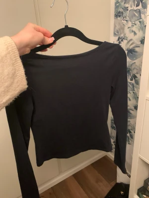 Mörkblå kroppad långärmad topp💕 - Jag säljer en mörkblå, långärmad, kroppad tröja i storleken 146/152. Tröjan har en fin öppen detalj i ryggen. Priset kan diskuteras!💕