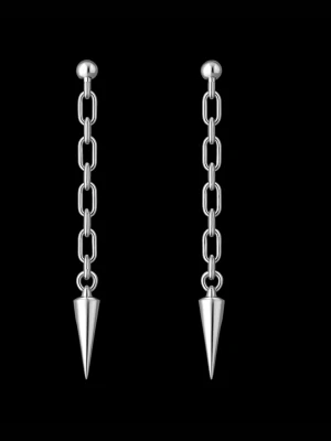 Silvriga kedjeörhängen med spets - Säljer ett par silvriga örhängen med kedjedesign och spetsiga konformade hängen. Örhängena har en cool och edgy look med metallisk finish och passar perfekt för dig som gillar statement-accessoarer.
