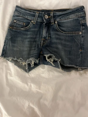 Superfina shorts! - Jag säljer dessa super fina låg/mid midjans jeans shortsen som jag köpte på plick för att de tyvärr inte passar längre 💓