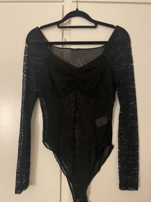 Spetsbody shein - Ett litet hål i ärmen men lätt att sy ihop