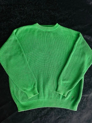 Grön stickad tröja i bomull Twist& Tango M - En riktigt snygg grön stickad tröja i ekologisk bomull. Tröjan har rund halsringning, långa ärmar och ribbade muddar vid ärmslut och nederkant. Perfekt för dig som gillar färg och vill ha något bekvämt och stilrent.