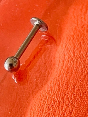  Prisförslag- 1 st Rak barbell i stål ögonbryn läpp piercing  -  rak barbell i silverfärgat stål med en kula i ena änden och en platt skiva i andra. Perfekt som piercing för exempelvis ögonbryn, öra eller läpp. Enkel och stilren design som passar till många olika stilar.