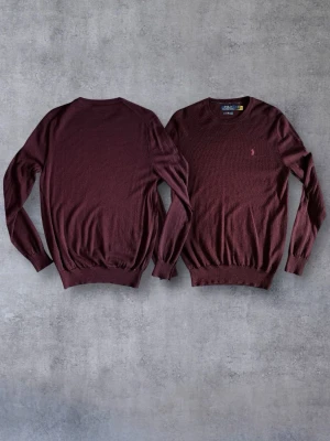 Polo Ralph Lauren Slim Fit Washable Merino Wool Jumper - Jättesnygg Ralph Lauren merinoull crewneck i storlek S. Elegant vinröd-färg och i 100% merinoull. Modell: Slim fit.  Mått Axelbredd: 40 cm Längd: 70 cm