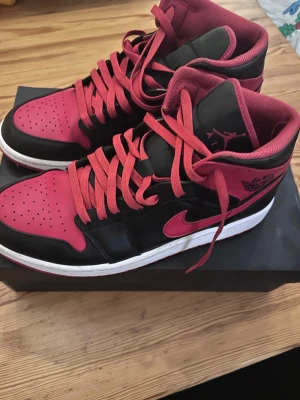 Air Jordan 1 Mid svart/röd sneakers - Inte mycket använda