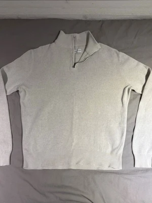 Beige halfzip från These Glory Days - Beige half/quarter zip från These Glory days. Köpt ny för 800kr i somras på volt. Säljer den nu för jag växer ur den. Är även öppen för byte om ni har något intressant 