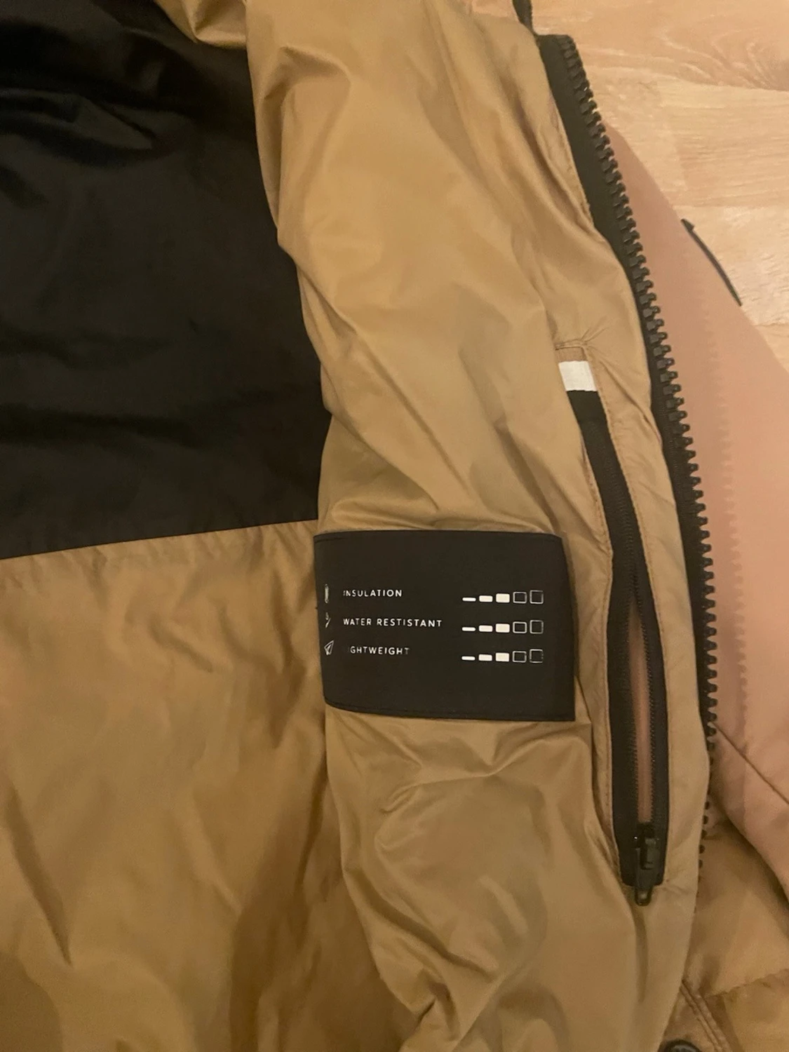 Beige pufferjacka från BOSS med luva - 4