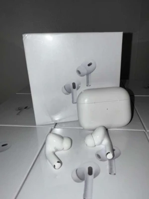 Apple AirPods Pro trådlösa hörlurar - Säljer ett par vita Apple AirPods Pro med laddningsetui. Hörlurarna har en stilren och kompakt design med silikonproppar för bra passform. Perfekta för musik, samtal och träning. Levereras i originalförpackning.