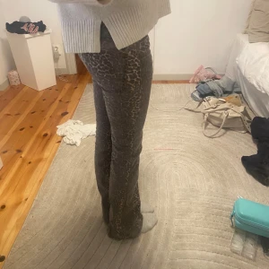 Leopardmönstrade bootcut jeans - Jätte snygga leopard jeans från Nelly! Ordinarie pris 700kr har lite tanken av andvändig men syns knappast för det är längst ner vid benen 