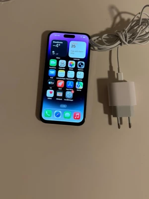 iPhone med laddare, svart - Säljer en svart iPhone14 pro max 128G 83% batteri ,med stilren design och rundade hörn. Telefonen har en stor skärm med tunn ram och levereras tillsammans med en vit laddare kabel. Snapchat funkar inte det finns en supportkod SS06. Byta skärm och batteri.