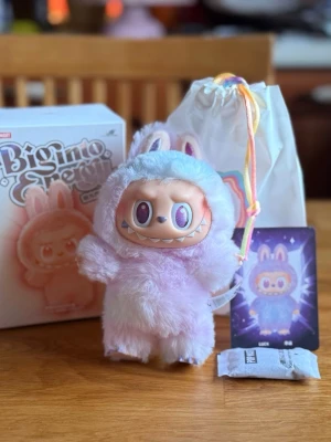 Pop Mart The Monsters Labubu Big into Energy Luck - LUCK Pastellfina Labubu Luck från The Monsters – Big into Energy-serien, en riktig dröm för samlare! Endast öppnad i botten av lådan för fotografering och sedan stängd igen. Köpt via PopMarts officiella AliExpress-butik. Förpackningen tejpas igen ordentligt när jag skickar den och skyddas väl. 