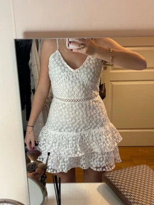 Studentklänning  - Säljer denna studentklänning från Parisian i storlek 36